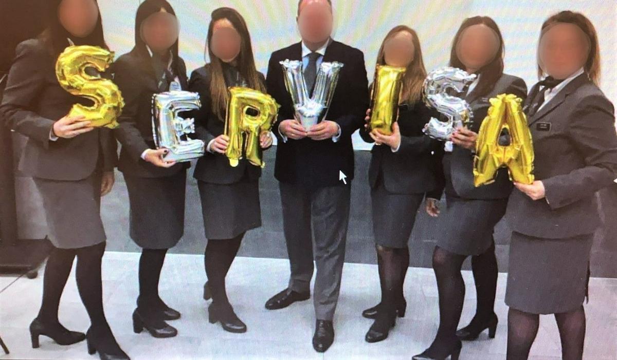 Trabajadoras de Servisa con el uniforme obligatorio