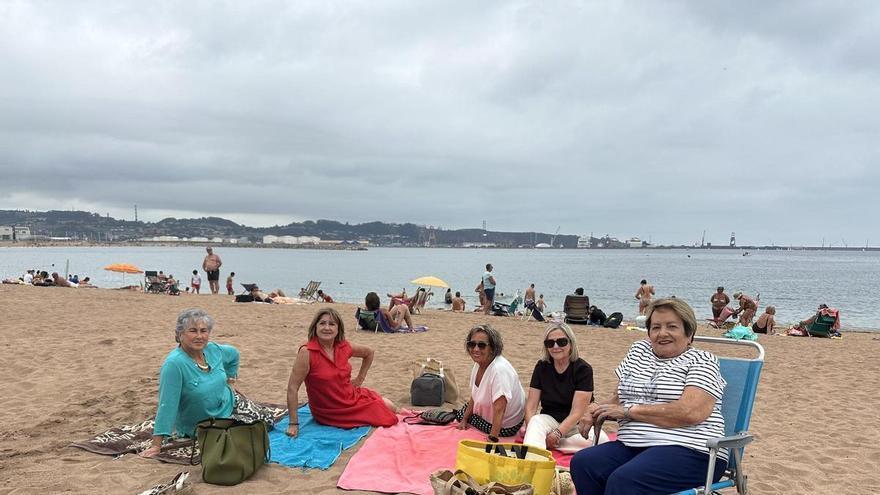 Gijón vive el eclipse entre reencuentros y la ilusión de “sentir” el fenómeno