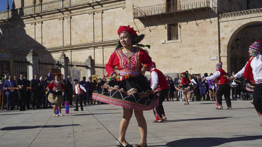 Peruanos de Zamora muestran su folclore en los actos de la procesión del Señor de los Milagros.