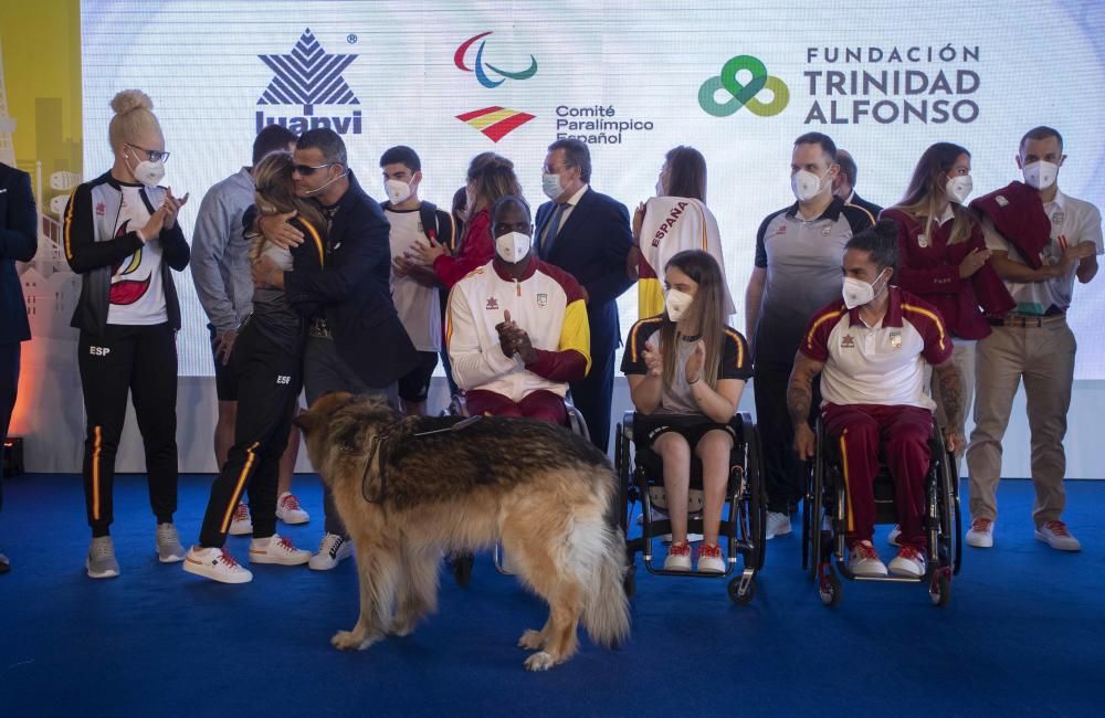 Antonio Orozco canta en la presentación de la vestimenta del Equipo Paralímpico Español en La Marina de Valencia