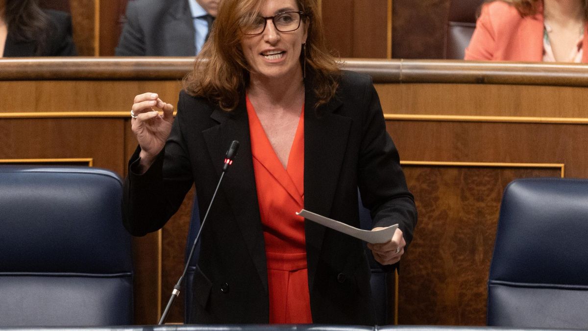 La ministra de Sanidad,  Mónica García, durante el pleno del Congreso.