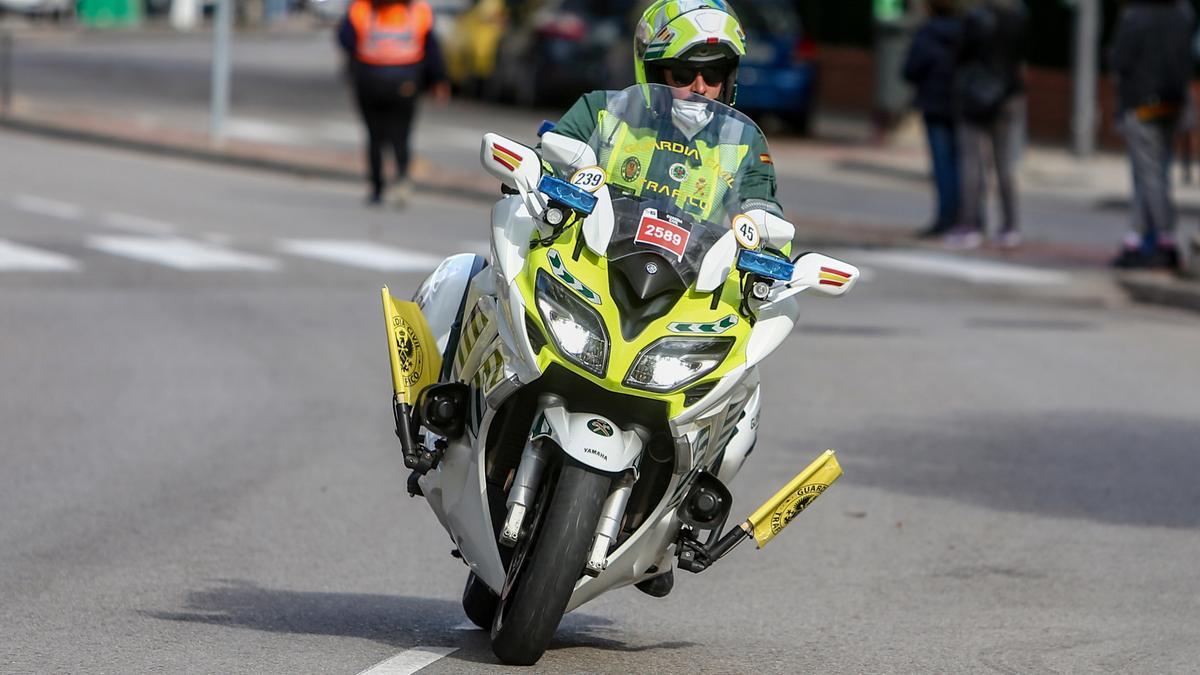 Una moto de la Guardia Civil de Tráfico durante el paso de la Vuelta Ciclista a España.