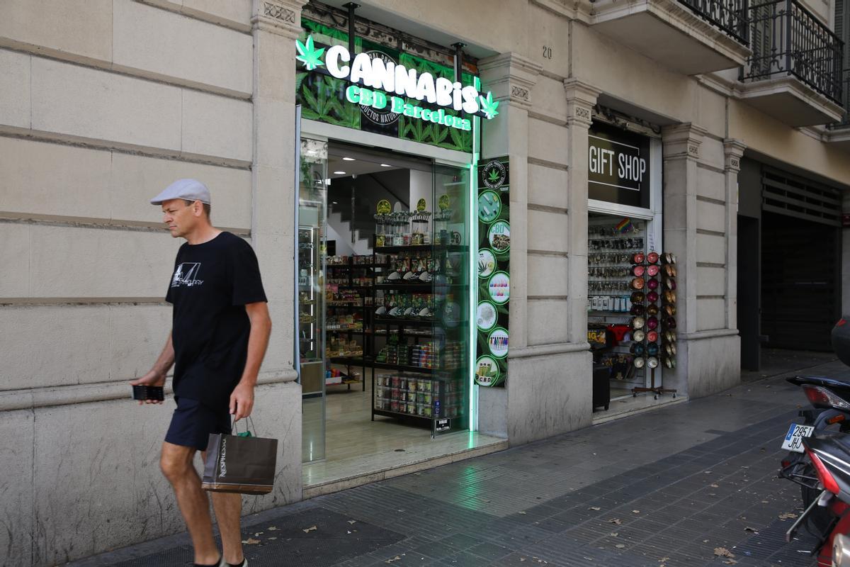 Les botigues cannàbiques s’estenen a Ciutat Vella sota un ‘boom’ de llicències de floristeria