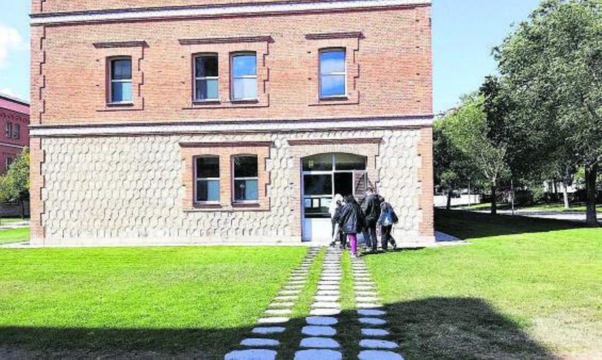 Exterior de la Escuela Universitaria de Magisterio de Zamora, en el Campus Viriato. | B. E.