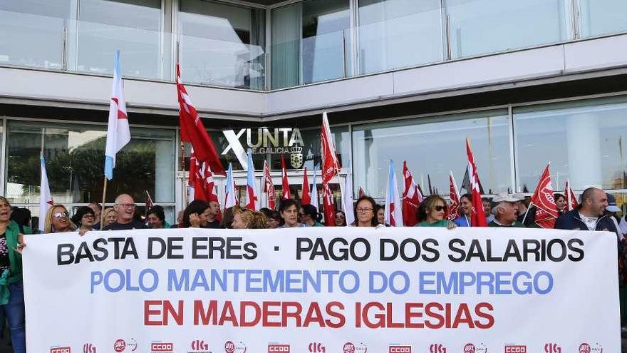 Protesta de los trabajadores de Maderas Iglesias, frente al edificio de la Xunta en Vigo. // Alba Villar