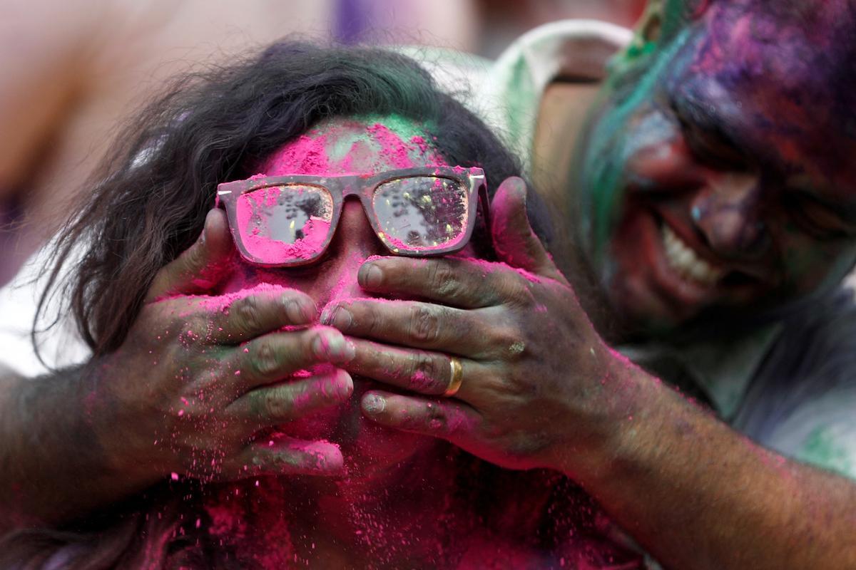 Participantes en las celebraciones del Holi en Bombay