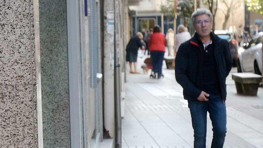 Un hombre pide dinero en una calle del centro. // Rafa Vázquez