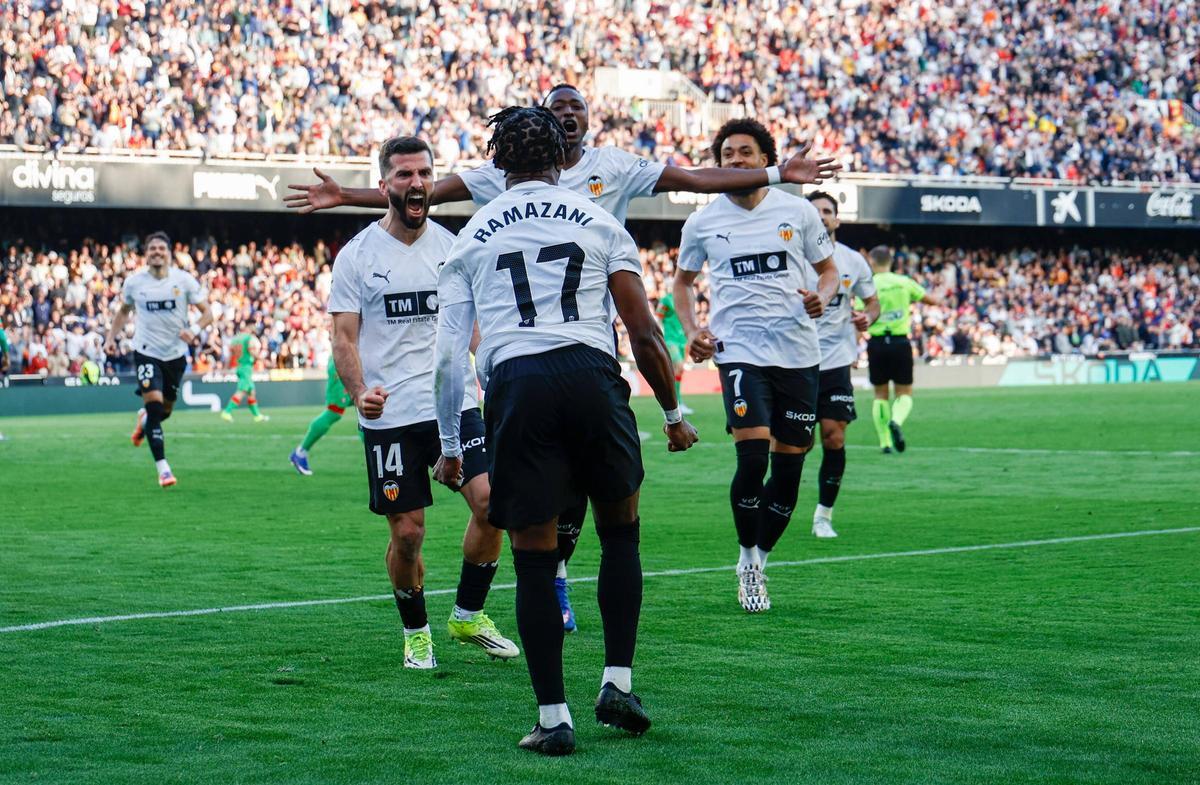 Los jugadores del Valencia CF celebran el gol de Ramazani.