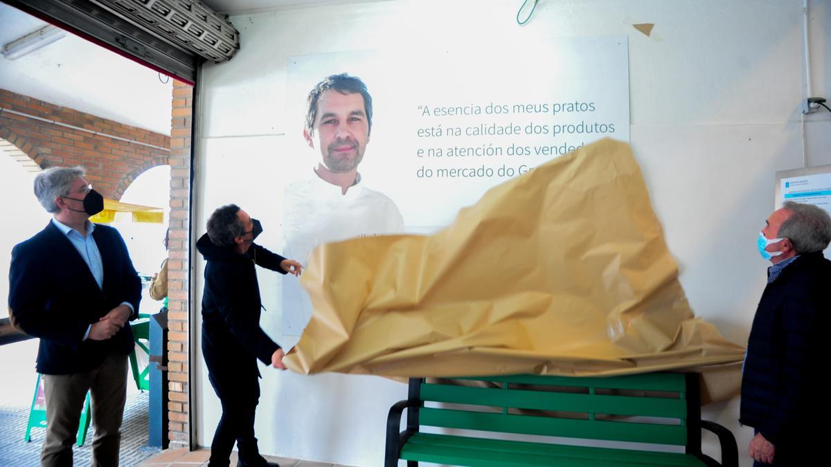 Momento en el que descubren el cartel con el lema en defensa de los productos del comercio local.