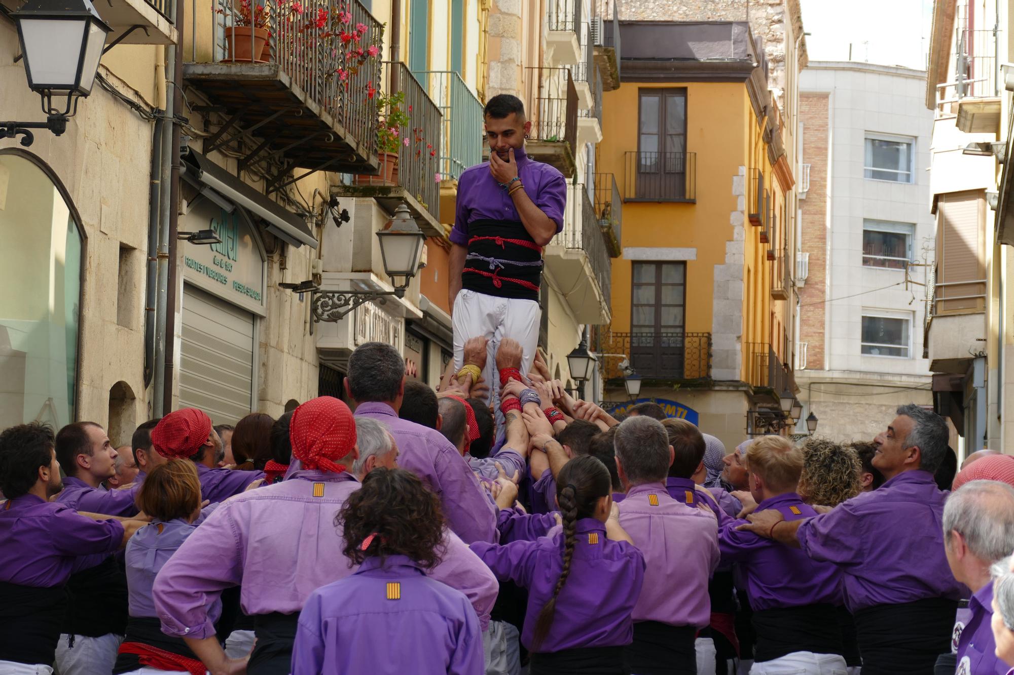 La plaça es tenyeix de colors amb la Diada Castellera de Santa Creu