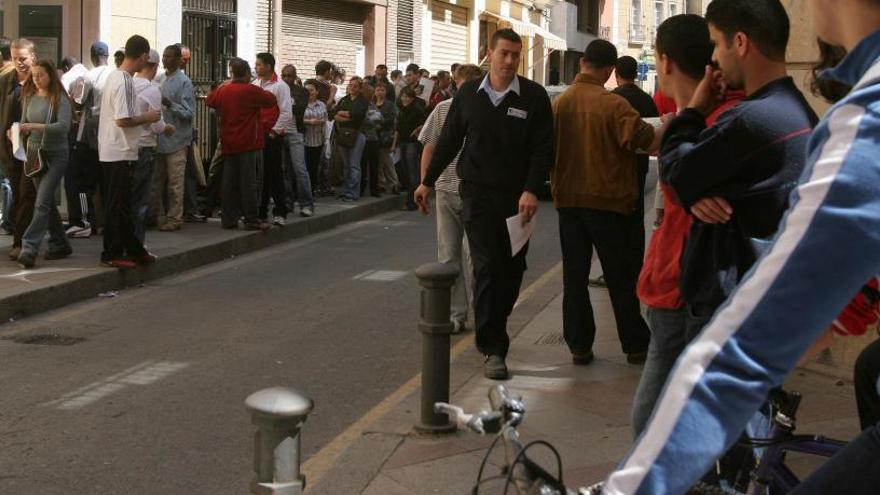 Colas en la oficina de empadronamientos municipal