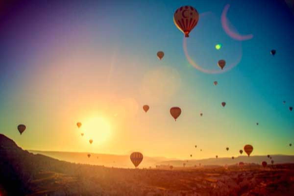 El amanecer es el momento elegido por los globos aerostáticos para comenzar su viaje por la Capadocia turca.