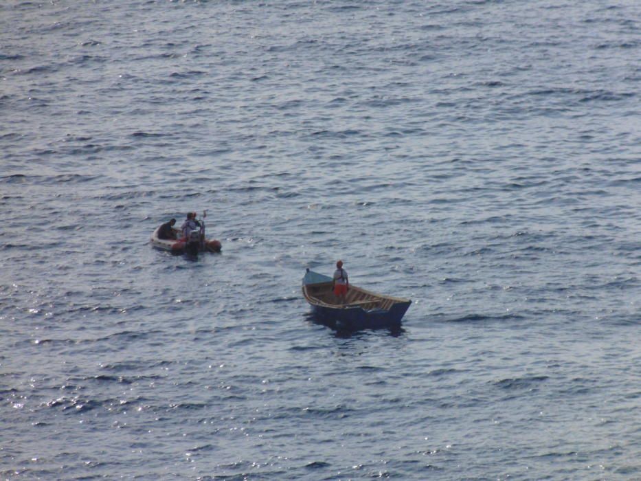 La Guardia Civil remolca la patera.