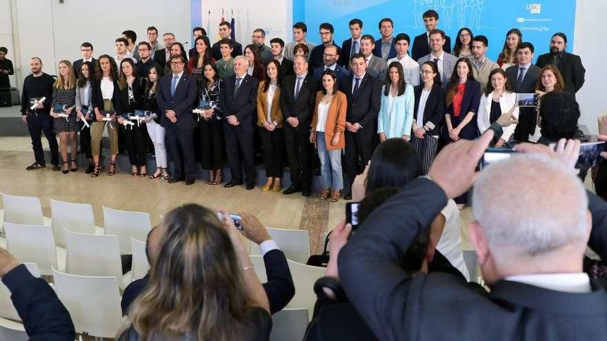 Los alumnos premiados junto a Román Rodríguez y los rectores, ayer, en Santiago.