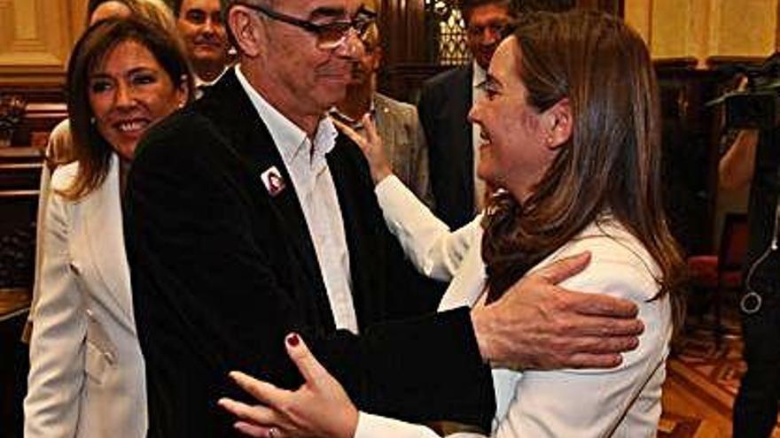 Francisco Jorquera e Inés Rey se saludan tras el acto de investidura.