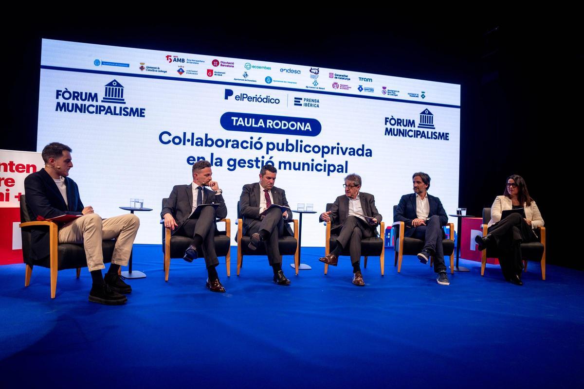 Tercera mesa redonda del Fòrum Municipalisme. De izquierda a derecha: Manuel Arenas, el moderador, coordinador del equipo de información del área metropolitana de Barcelona de EL PERIÓDICO; Felipe Campos, consejero delegado de Aigües de Barcelona; Xavier Amor, secretario de Governs Locals; Humberto López Vilalta, director general de TRAM; Xavier Balagué, gerente de Ecoembes en Catalunya, y Mar Alarcón Batlle, socia fundadora de Moodin Policy.