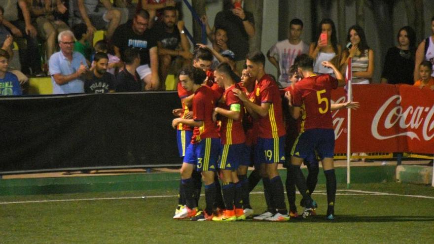 España celebra el primer gol ante Mauritania