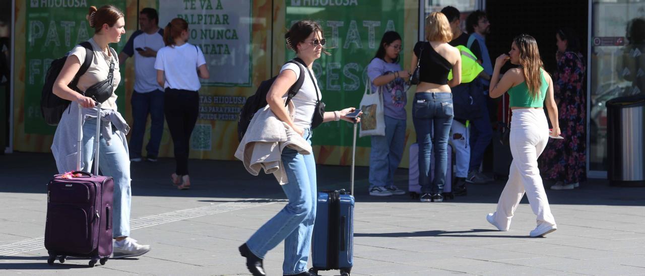 Visitantes con maletas a la salida de la estación del AVE, las pasadas Fallas.