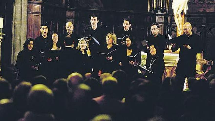 Un momento del concierto que ofreció ayer el coro «Sabugo Filarmonía» en la iglesia de Santo Tomás de Cantorbery.