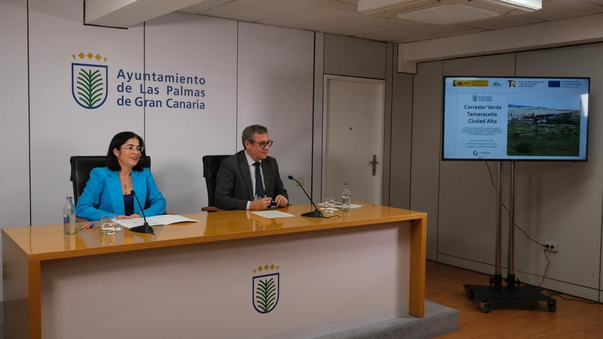 La alcaldesa de Las Palmas de Gran Canaria, Carolina Darias, y el concejal de Planificación, Desarrollo Urbano y Vivienda, Mauricio Roque, durante la presentación del proyecto del Corredor Verde capitalino.