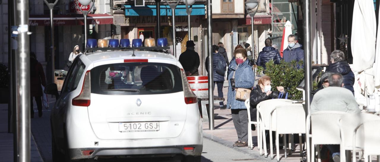 Un coche Policía local, por las calles del centro de Grado