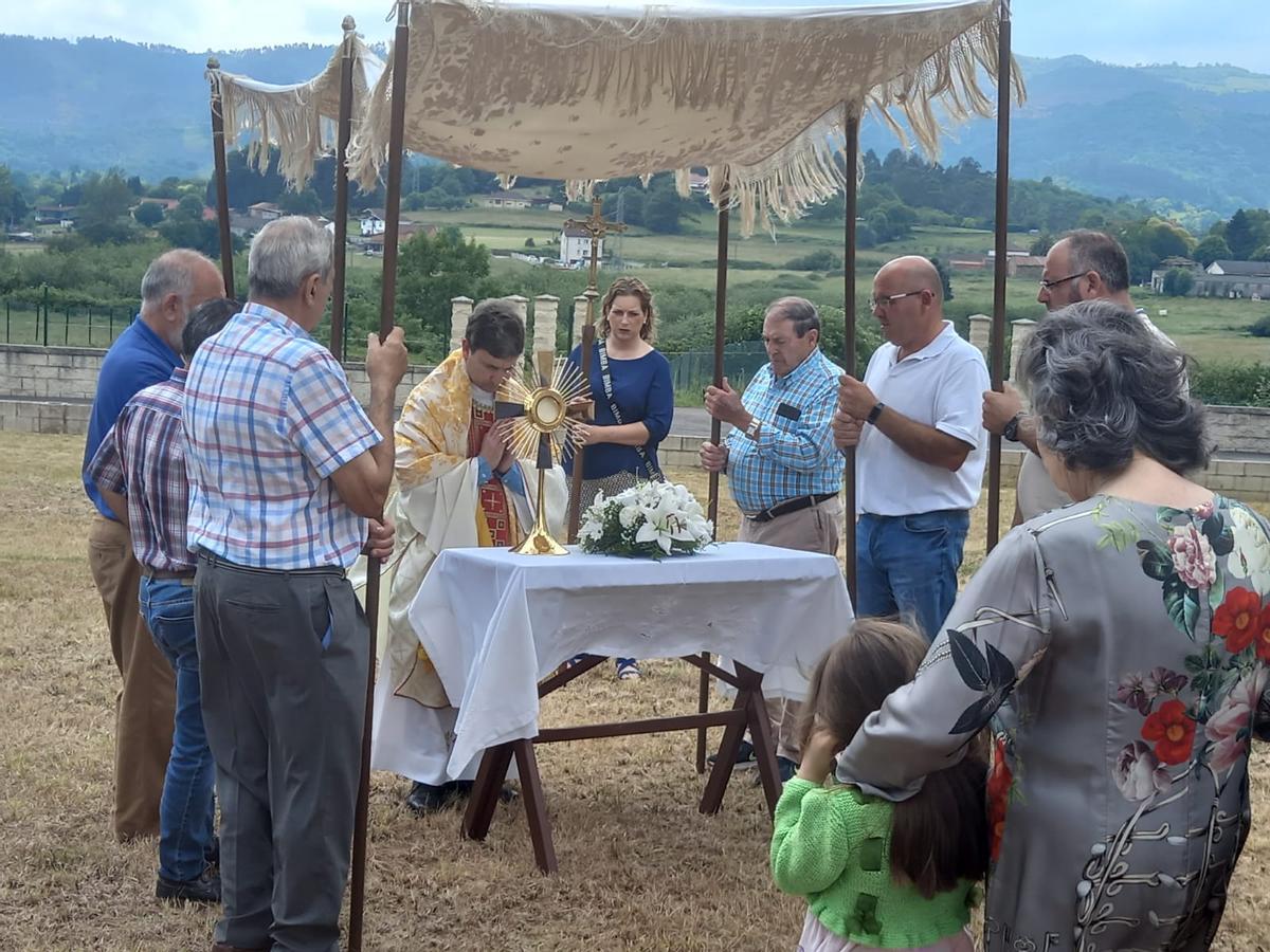 Bendición de Corpus Christi en los exteriores de la iglesia de San Juan de Ables.