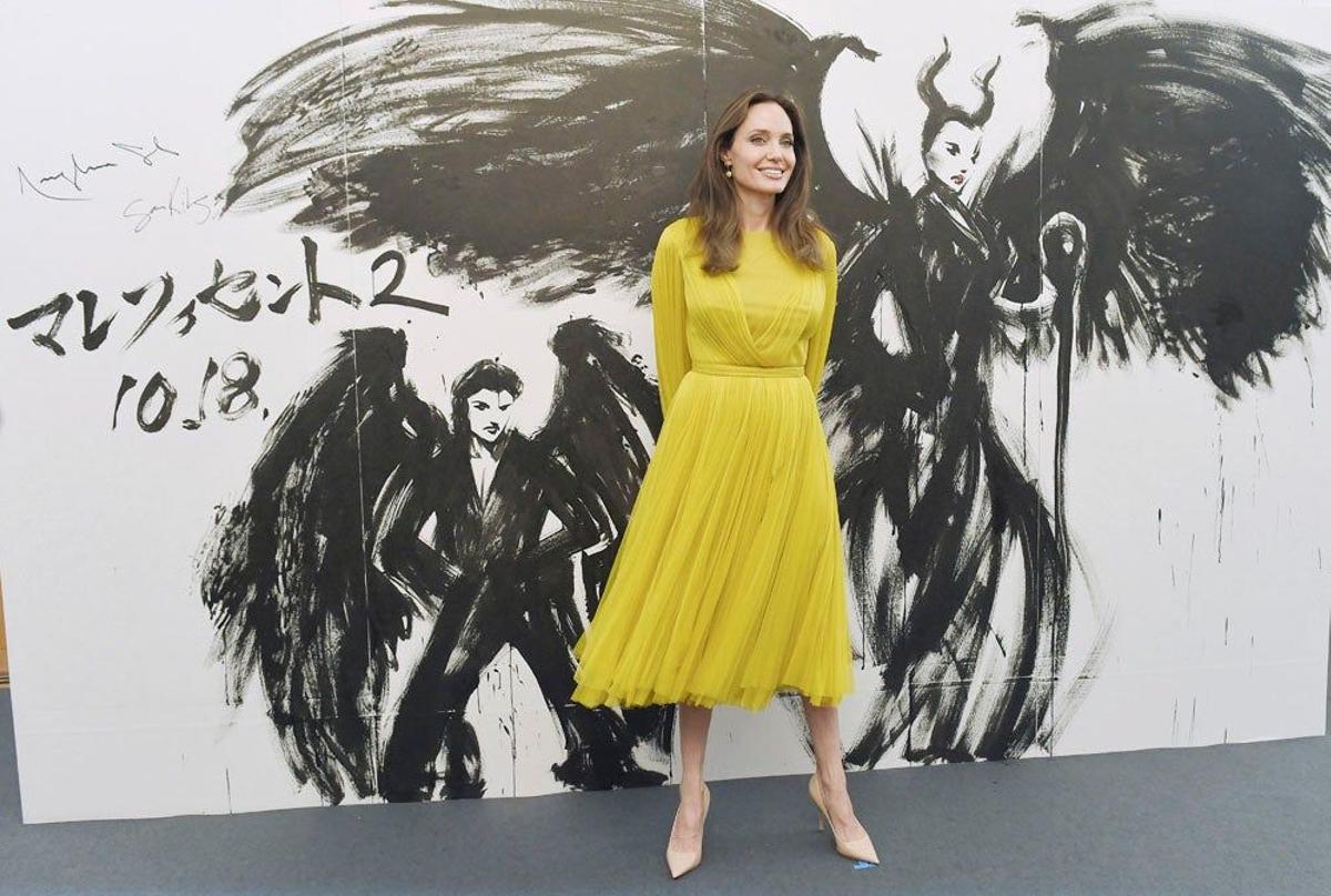 Angelina Jolie, de amarillo, en la conferencia de prensa de 'Maléfica 2: Maestra del mal' en Tokio