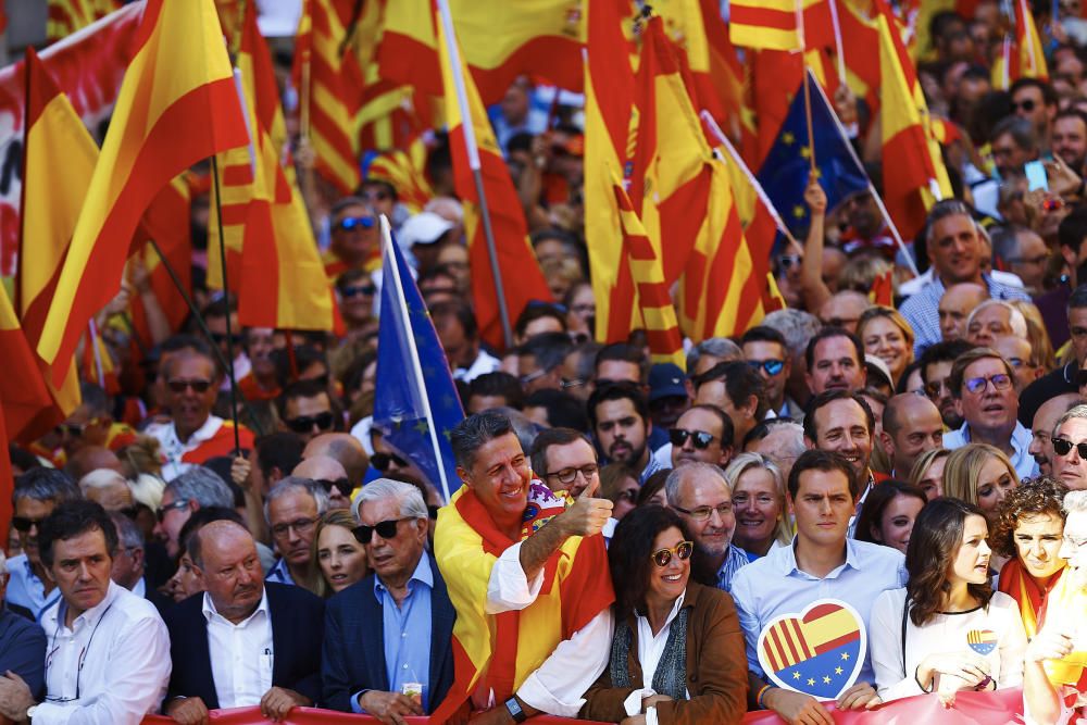 Desenes de milers de persones omplen Barcelona a favor de la unitat d'Espanya