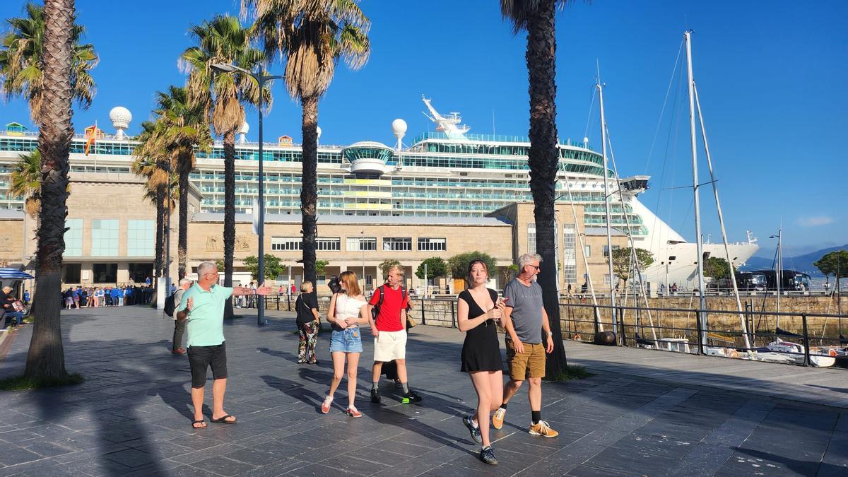 Turistas con el crucero a sus espaldas, atracado en el muelle de Trasatlánticos de Vigo.