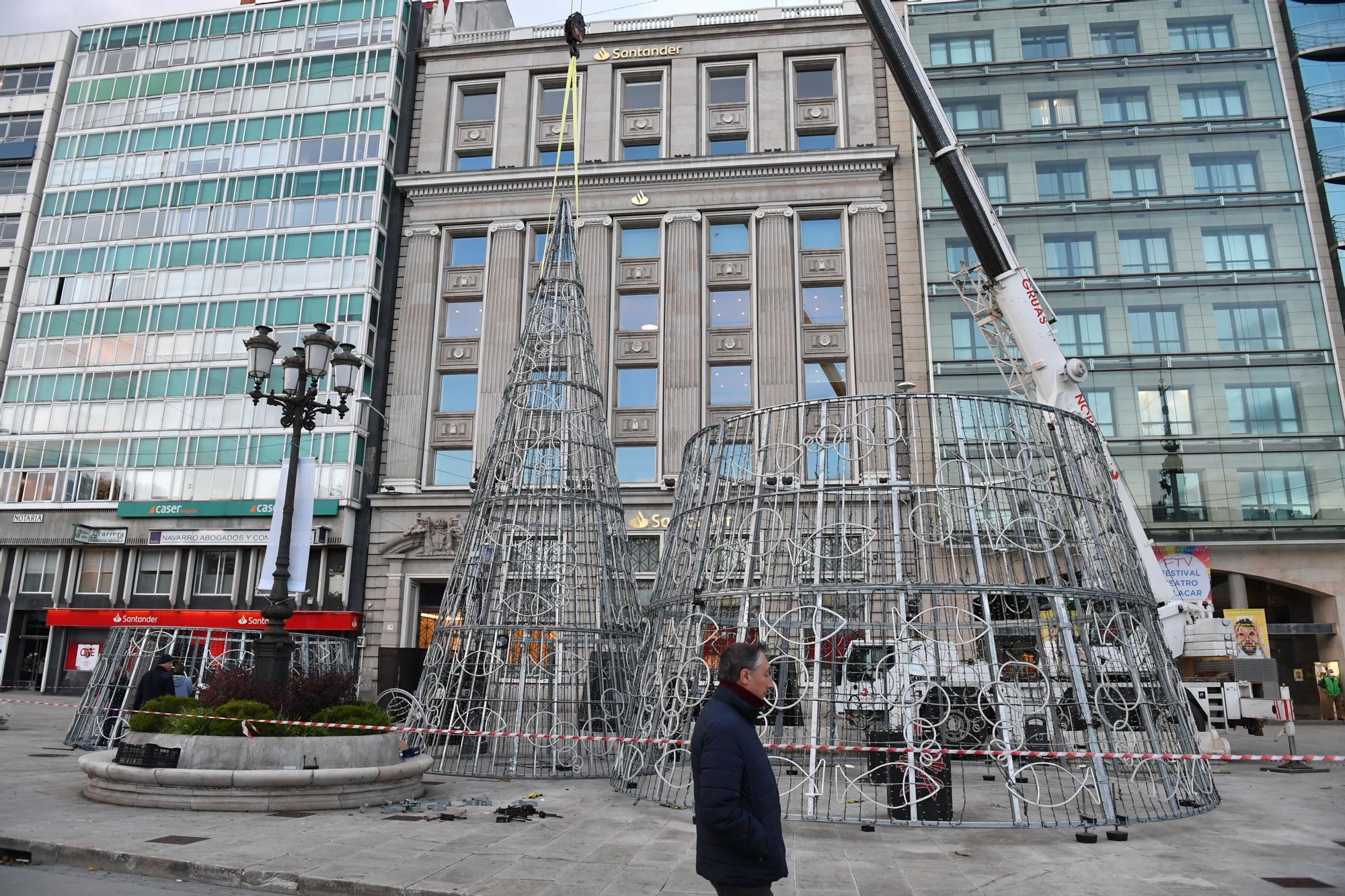 Montaje del árbol navideño en el Obelisco