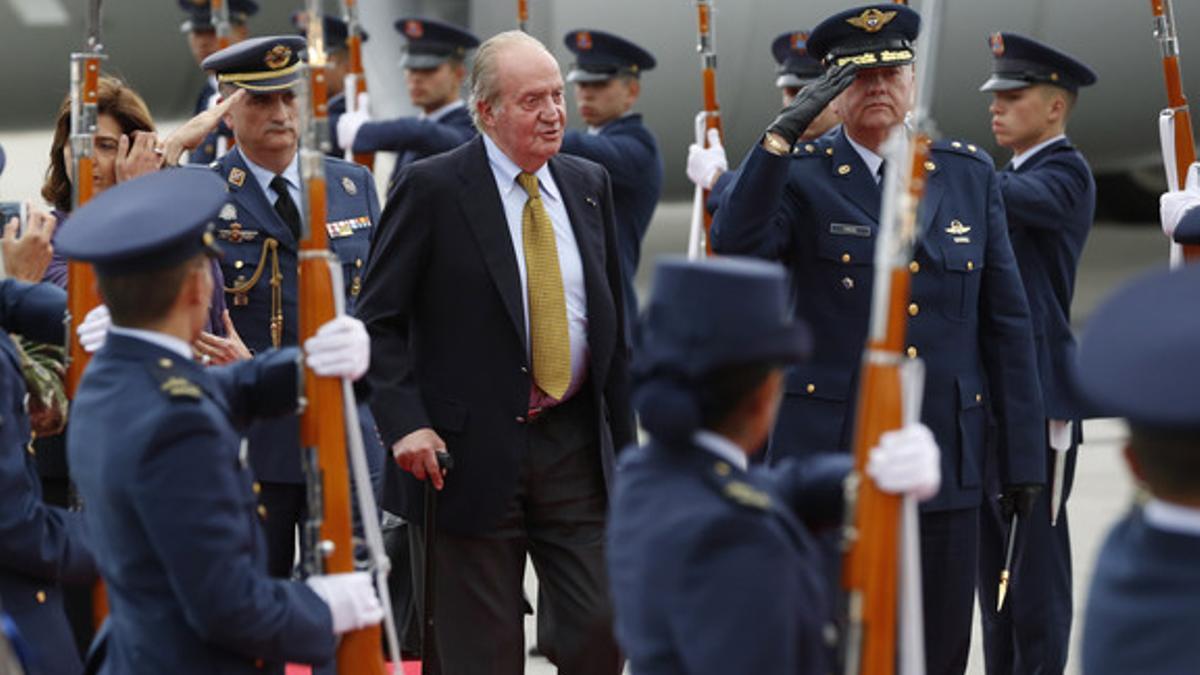 El rey Juan Carlos, recibido con honores militares en el aeropuerto de Bogogá, Colombia.