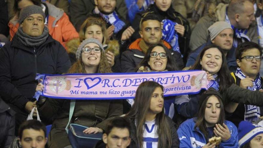 Aficionadas deportivistas en el estadio de Riazor.