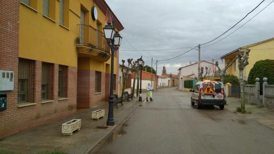 Tareas de desinfección en un pueblo.