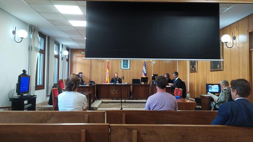 Condenados dos hamaqueros por adueñarse de 18.000 euros del alquiler de tumbonas en Illetes