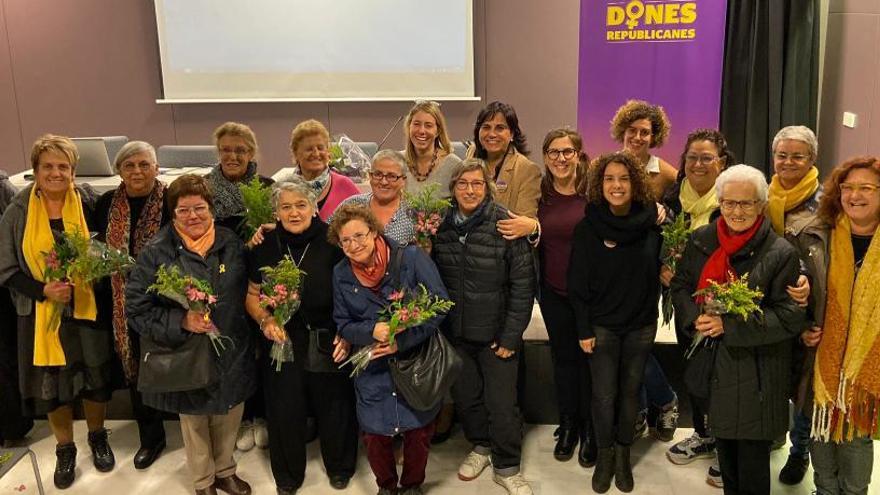 Membres de les Dones Republicanes amb la directora del documental i les seves protagonistes.