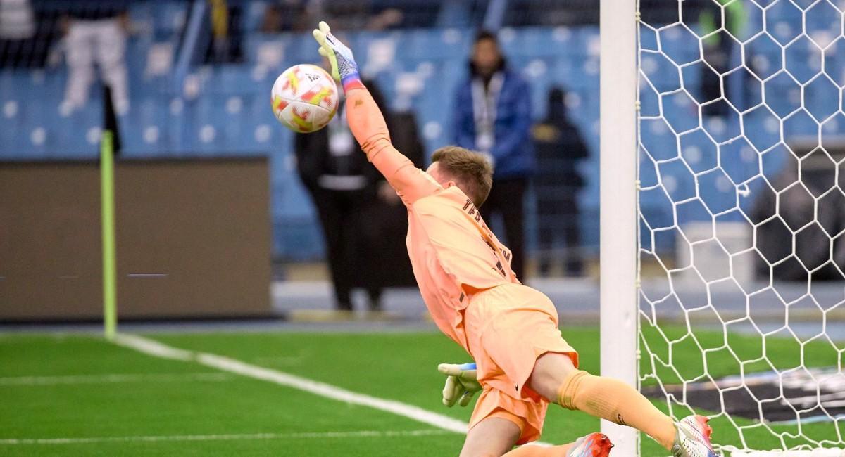 Ter Stegen detiene el penalti en la semifinal de la Supercopa de España en Riad.