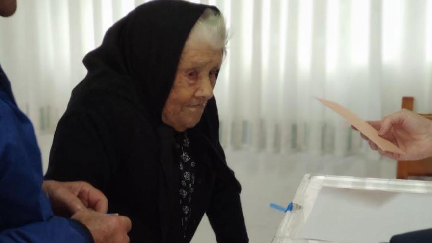 María Bouzas Senín, de 103 años, ejerciendo su derecho al voto en Valga. // M. M.