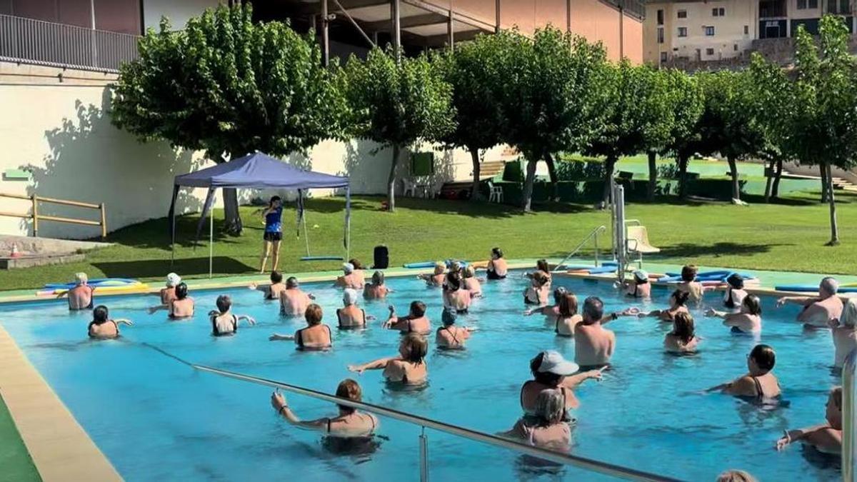 Activitat d'aquagim a les piscines municipals de Cardona
