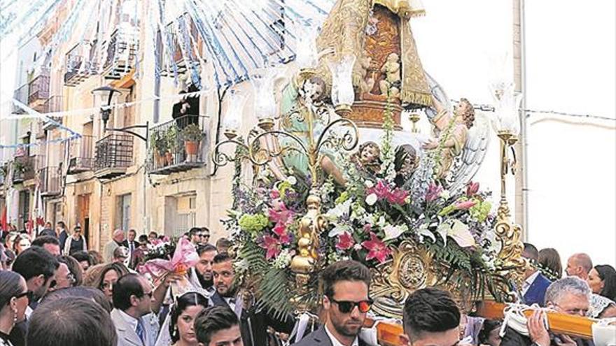 Alcalà se engalana para festejar a la Virgen de los Desamparados