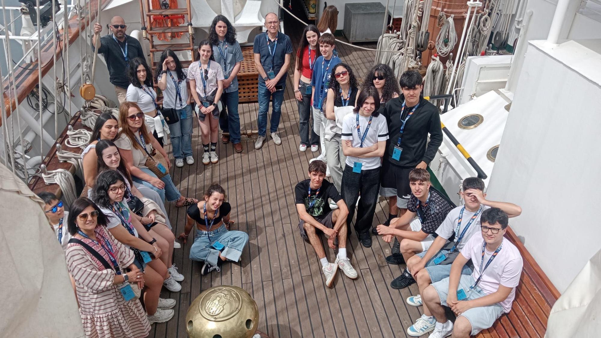 Los estudiantes del instituto de Vegadeo son recibidos en el “Elcano”