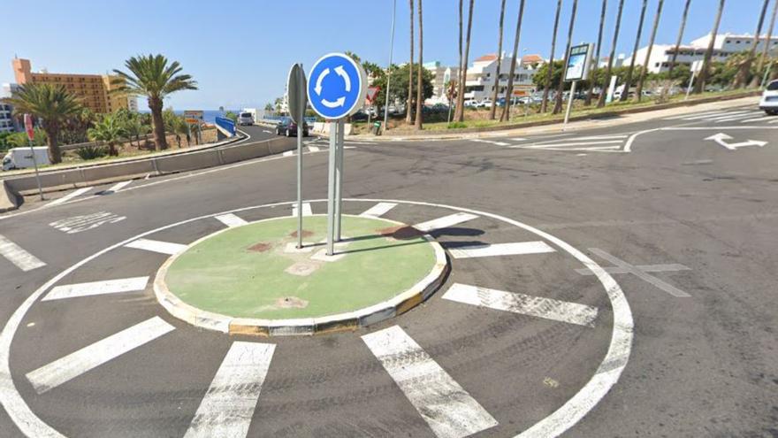 Un joven resulta herido en una colisión entre un coche y una moto en Tenerife