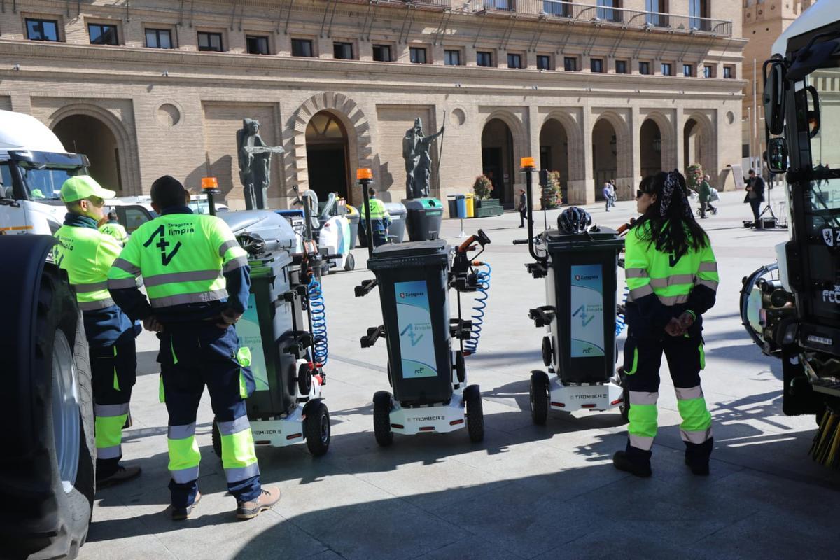 Los nuevos triciclos eléctricos para los operarios incorporan un cubo de basura y lanzas de agua.