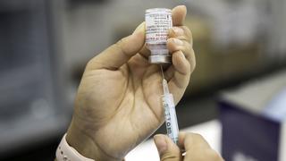 Los vacunados que se contagian generan superinmunidad contra nuevas variantes, según un estudio