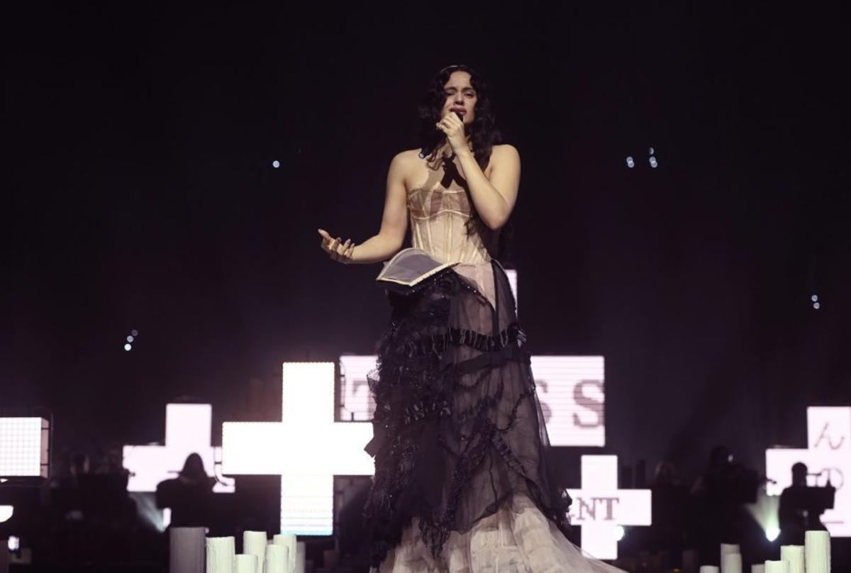 Rosalía, durante su interpretación en directo de ‘Reliquia’. | LOS40 / EFE