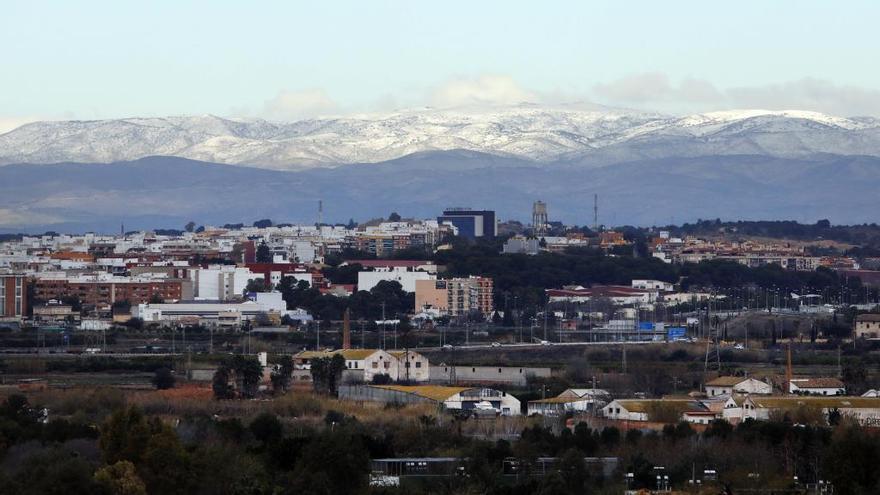 La nieve en las cumbres, vista desde la ciudad de València. Foto: Miguel Ángel Montesinos