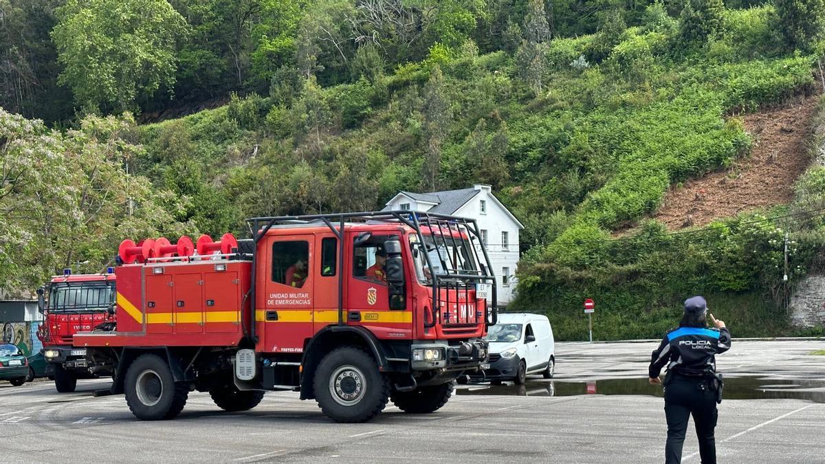 Una policía local la pasada semana, dirigiendo el tráfico durante la llegada de la Unidad Militar de Emergencias