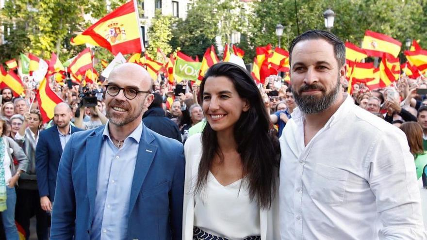 El eurodiputado Jorge Buxadé junto con Abascal y Monasterio.