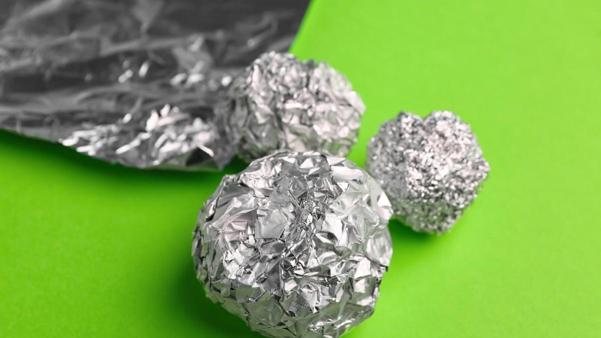 Por qué debes poner bolas de papel de aluminio en la lavadora