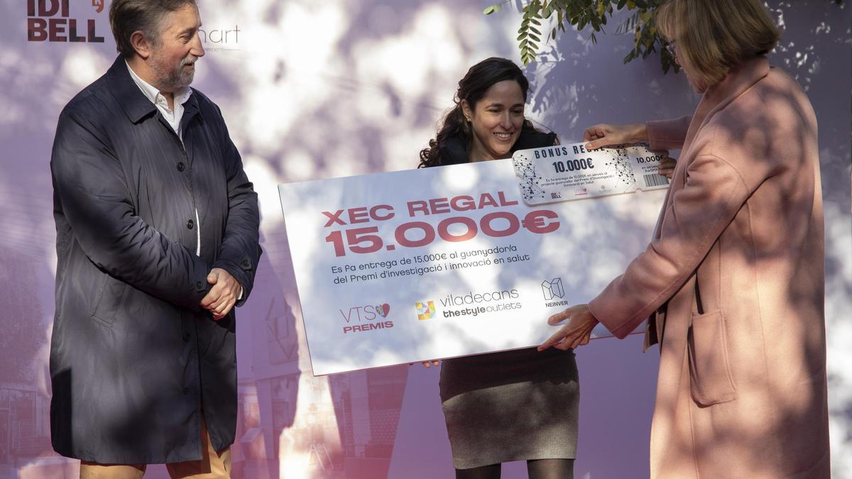 Entrega del cheque de 15.000 euros y el bono regalo de 10.000 euros a la representante del proyecto ganador del III Premio Viladecans The Style Outlets