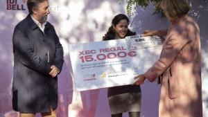 Lliurament del xec de 15.000 euros i labonament regal de 10.000 euros a la representant de lequip del projecte guanyador del III Premi Viladecans The Style Outlets